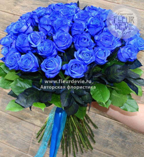 Букет из 59 синих роз и зелени