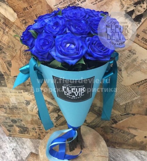 Букет синих роз в конусе