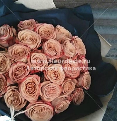 Букет из 27 премиальных роз сорта Каппучино